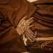 I resti del religioso appaiono mummificati nellabito del suo Ordine, con le mani incrociate sul grembo di cui la destra priva dellindice